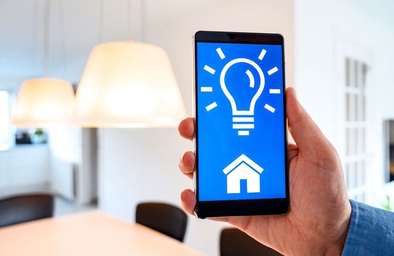 スマート電球と音声・スマホが織りなすライティングの魅力を体験しよう | 千葉県千葉市のパソコン修理ならいろはパソコンサポート