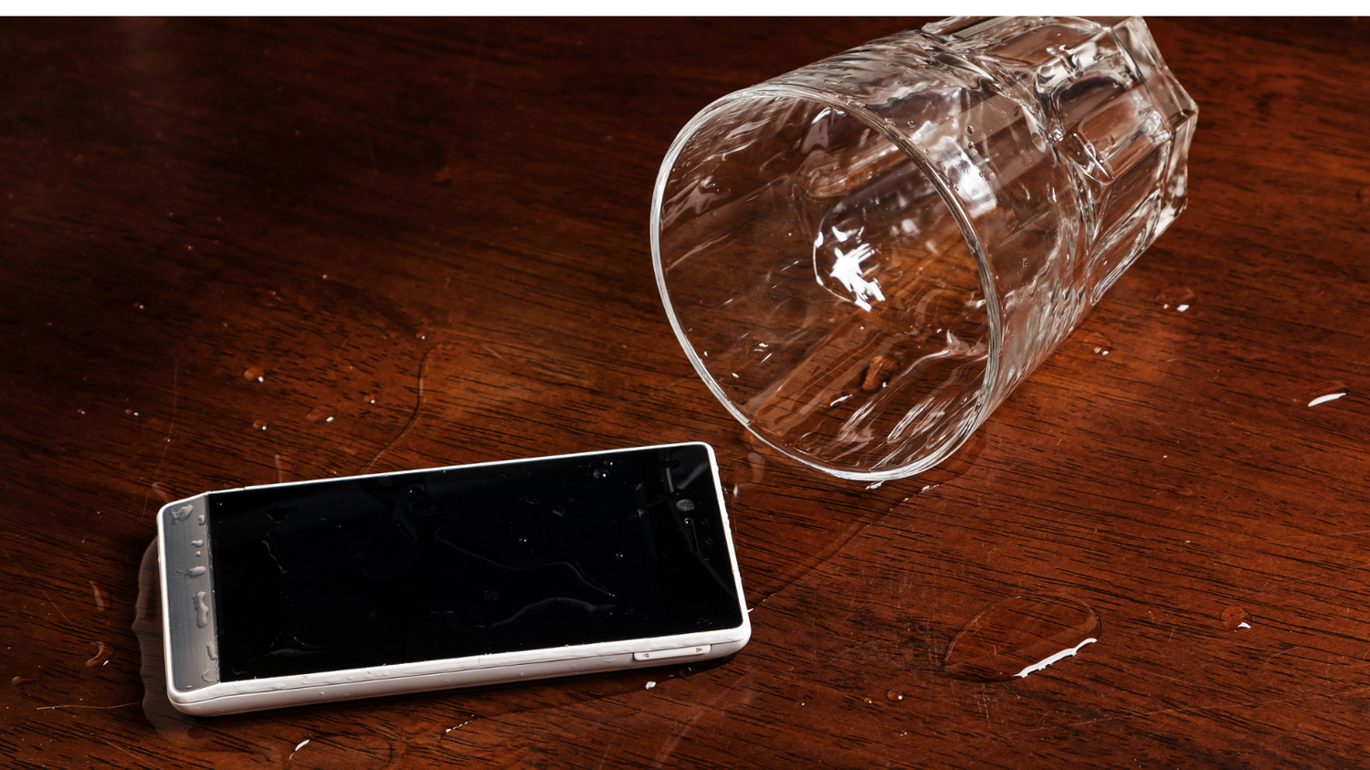 スマートフォン水没時の適切な対処法を知っていますか？いざという時の救世主、いろはパソコンサポート！